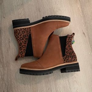 NWT Toms leopard boots